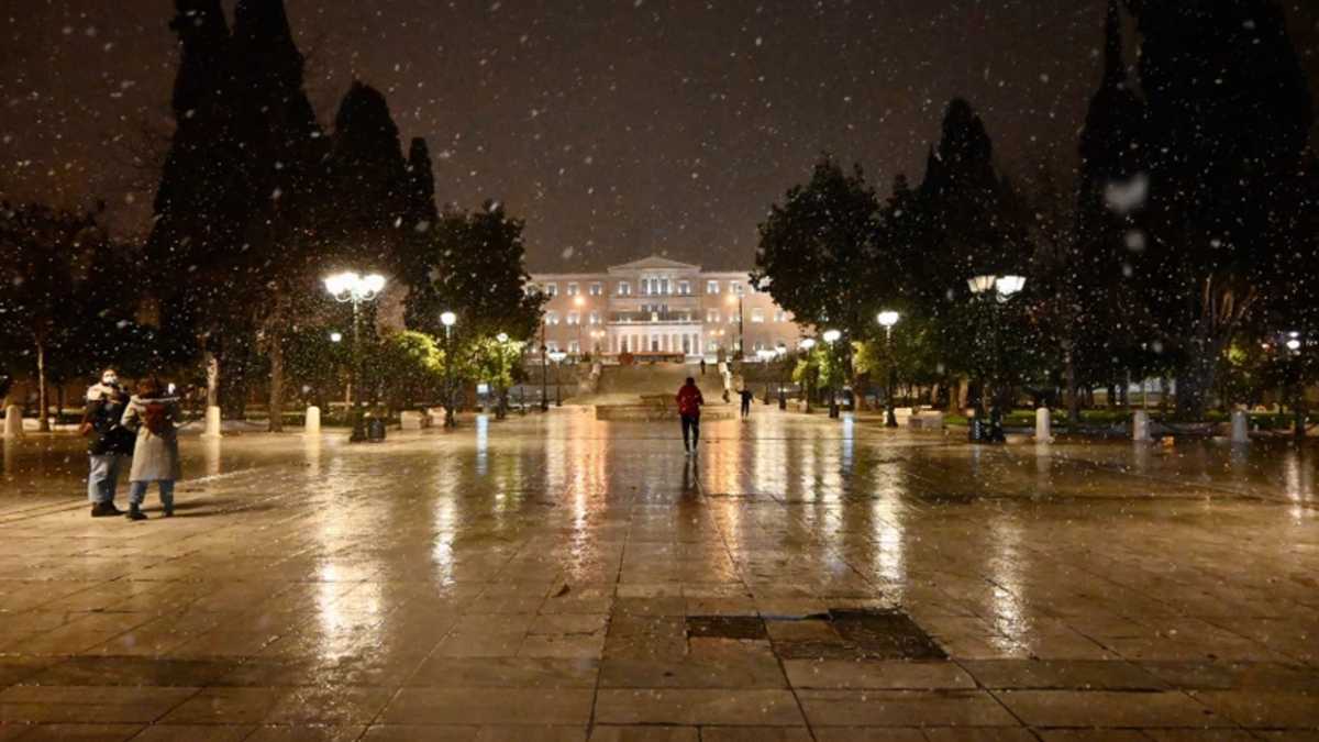 Κακοκαιρία «Μήδεια»: Χιόνια στο κέντρο της Αθήνας – Κλειστή και η Αθηνών-Λαμίας