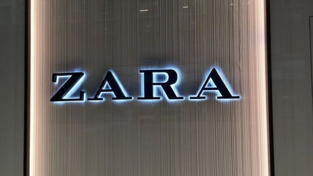 ZARA: Αγοράστε πλεκτή φούστα midi μόνο με 7,99€ από 22,95!