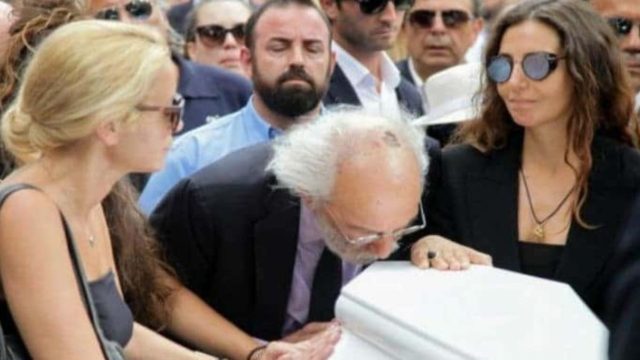 Ζωή Λάσκαρη: Συγκλονίζει αυτό που φώναζαν στην κηδεία!