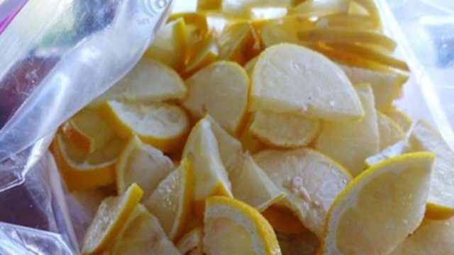 Έβαλε τα λεμόνια στην κατάψυξη με την φλούδα – Μόλις μάθετε το λόγο θα το κάνετε και εσείς