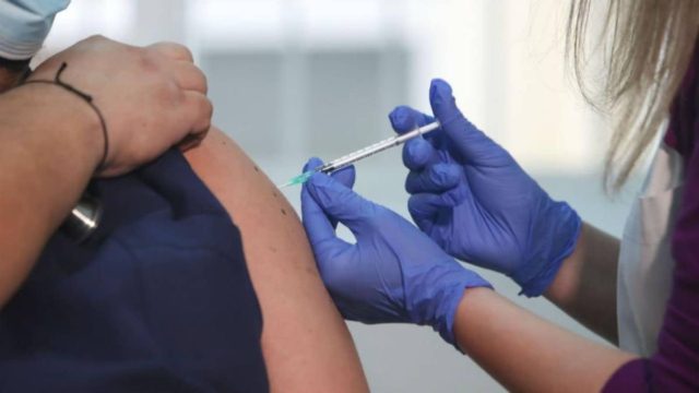 Ξεκινά την Παρασκευή ο εμβολιασμός εκπαιδευτικών με αδιάθετες δόσεις