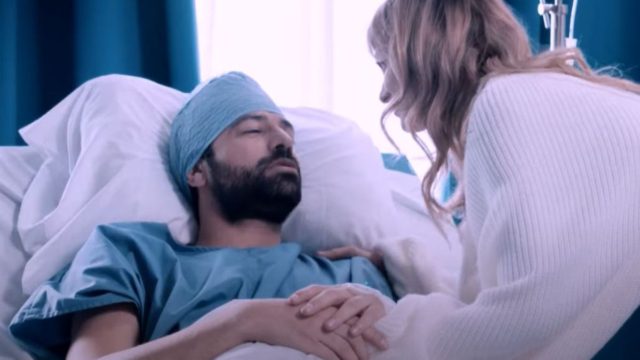 8 Λέξεις: Η μέρα του χειρουργείου φτάνει κι ο Οδυσσέας αφήνεται στα χέρια του γιατρού