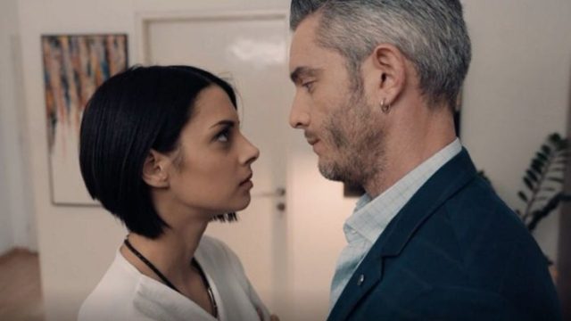 8 Λέξεις: Ο Αιμίλιος “αδειάζει” την Ελισάβετ και τη χωρίζει οριστικά
