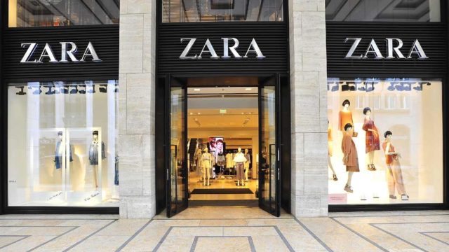 ZARA: Πανζουρλισμός για αυτό το φόρεμα που κοστίζει κάτω από 30 ευρώ