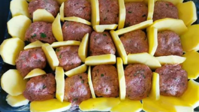 Αφράτα κεφτεδάκια με πατάτες στο φούρνο!