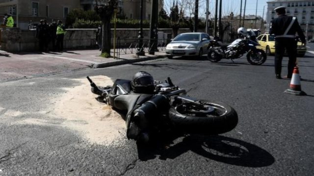 Τροχαίο έξω από τη Βουλή: Eγκεφαλικά νεκρός ο 23χρονος που χτυπήθηκε από το όχημα ασφαλείας της Ντόρας Μπακογιάννη