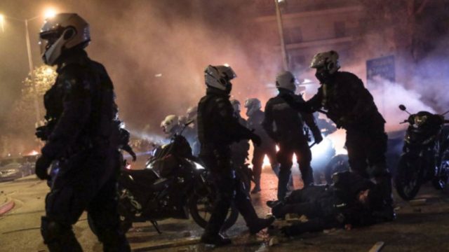 Επεισόδια στην Νέα Σμύρνη: Σοκάρουν οι μαρτυρίες για τον ξυλοδαρμό αστυνομικού – «Από θαύμα ζει…»