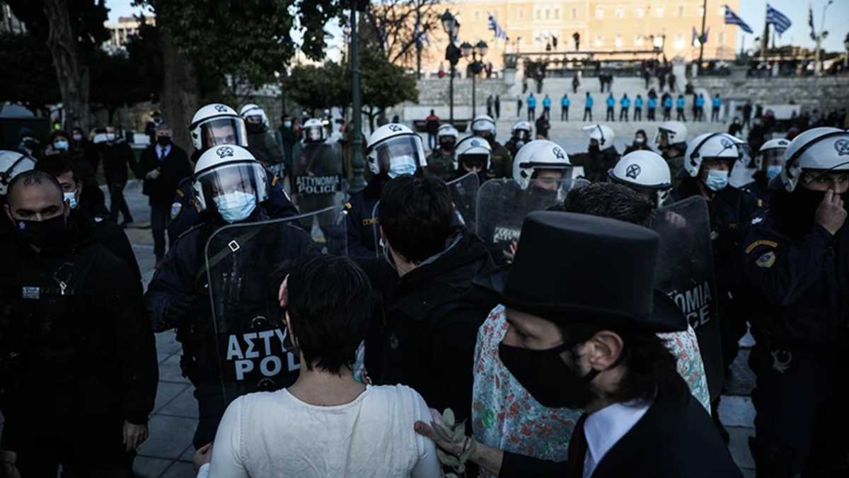 Νέο περιστατικό αστυνομικής βίας: Χτύπησαν με την ασπίδα καλλιτέχνη στη διάρκεια διαμαρτυρίας