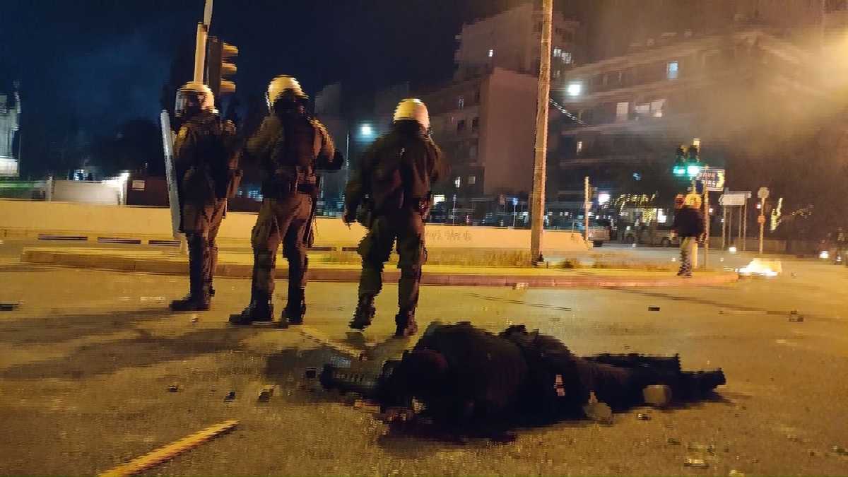 Χάος στην Νέα Σμύρνη: Τραυματίας αστυνομικός στο έδαφος – Αισχρές απειλές σε δημοσιογράφους