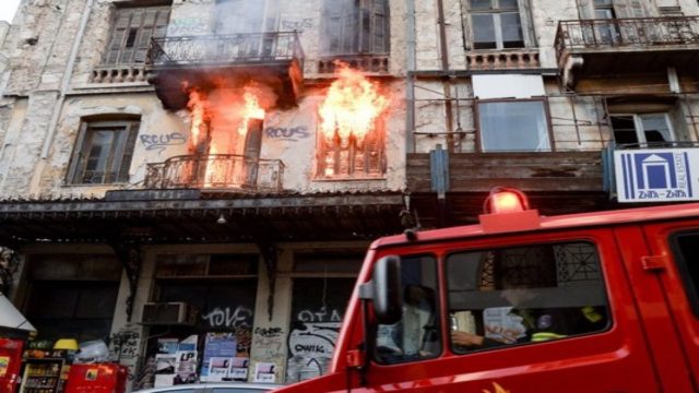 Φωτιά σε κτίριο στο κέντρο της Αθήνας