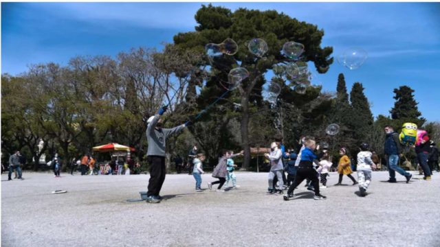 Γέμισαν κόσμο οι παραλίες και το κέντρο της Αθήνας