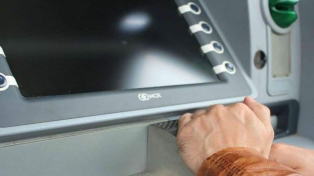 37χρονος πήγε να πάρει το επίδομα στο ATM – Όταν είδε το λογαριασμό του…