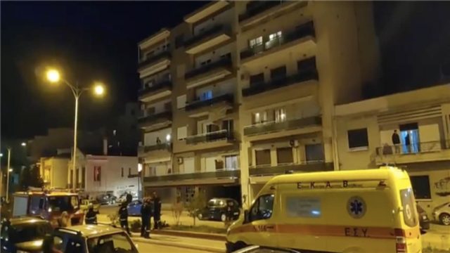 Πάτρα: Γυναίκα απειλούσε ότι θα πέσει από το μπαλκόνι της – Πετούσε πράγματα από το σπίτι της