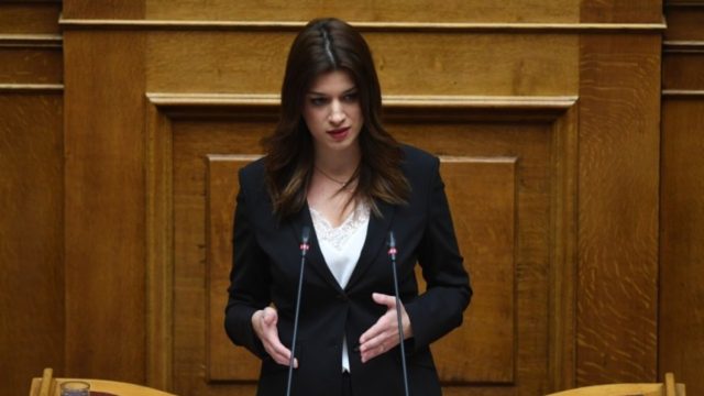 Απίστευτη γκάφα της Νοτοπούλου: Μπέρδεψε τα χιλιόμετρα με τα μέτρα για να κάψει τις θερμίδες από… το κουλούρι