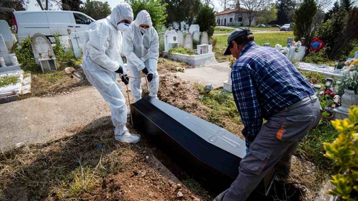 Σάλος στη Δράμα: Πάνω από 2.000 άτομα πήγαν σε κηδεία ιερέα εν μέσω πανδημίας!