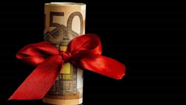 «Ψαλίδι» στο Δώρο Πάσχα: Μειωμένο θα το λάβουν χιλιάδες εργαζόμενοι!