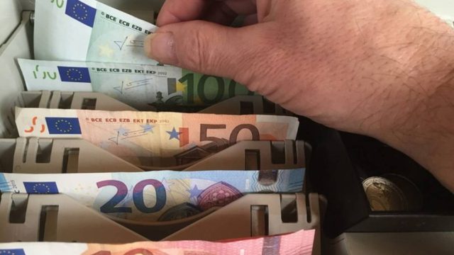 Δώρο Πάσχα: Πώς και πότε θα πληρωθεί στους εργαζόμενους σε αναστολή