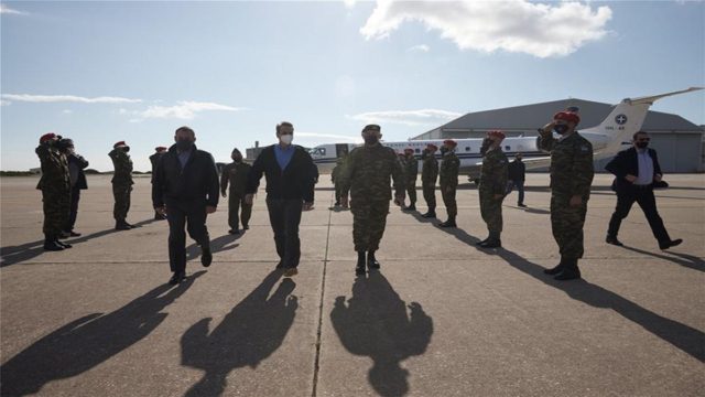 Στο Αμερικανικό αεροπλανοφόρο Eisenhower στην Σούδα ξεναγήθηκε σήμερα ο Κυριάκος Μητσοτάκης