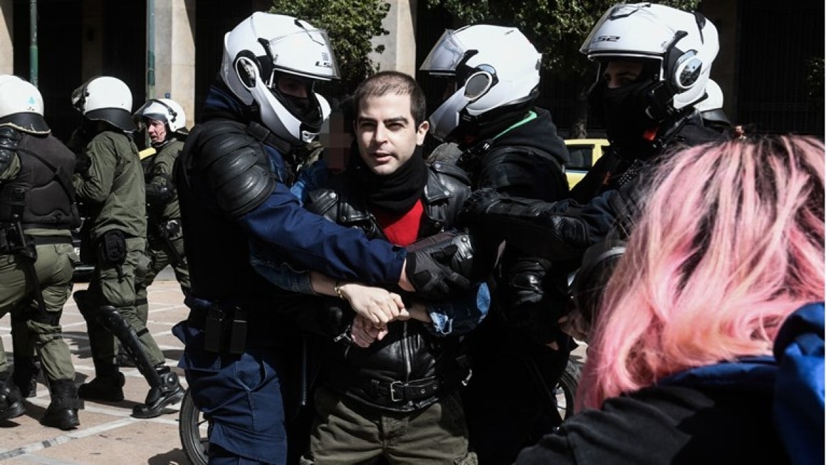 Ένταση στη συγκέντρωση για τον Δημήτρη Κουφοντίνα στο Σύνταγμα – Προσήχθη ο γιος του Έκτορας