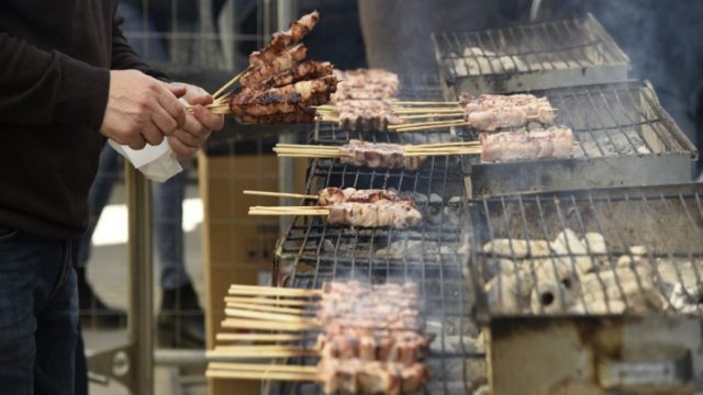 Τσικνοπέμπτη: Τι γιορτάζουμε σήμερα – Ποια είναι τα έθιμα που ακολουθούμε σε όλη τη χώρα