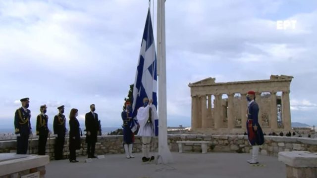 Ανατριχίλα: Η έπαρση της Ελληνικής σημαίας στον Ιερό Βράχο της Ακρόπολης (Video)