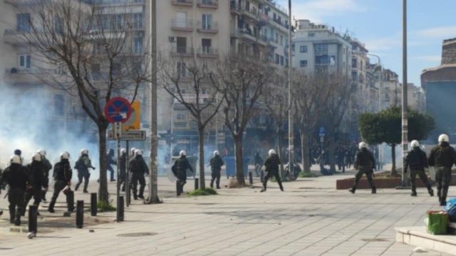 Συναγερμός στη Θεσσαλονίκη: Επεισόδια σε πορεία φοιτητών – Γίνεται ρίψη χημικών και μολότοφ