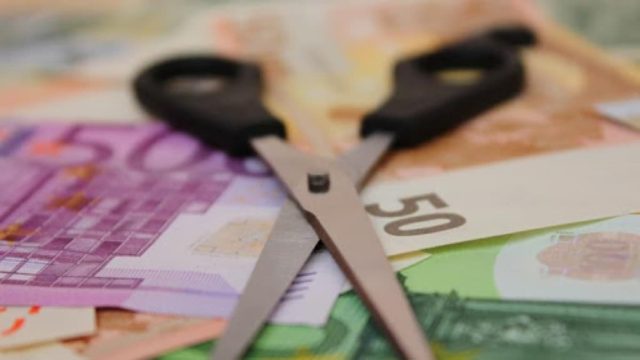 «Ψαλίδι» στο επίδομα των 534 ευρώ!