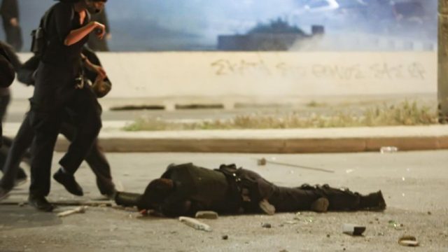 Επεισόδια Νέα Σμύρνη: «Μου είπαν ”εδώ θα πεθάνεις”» – Η σοκαριστική περιγραφή του αστυνομικού για την επίθεση που δέχτηκε (Video)