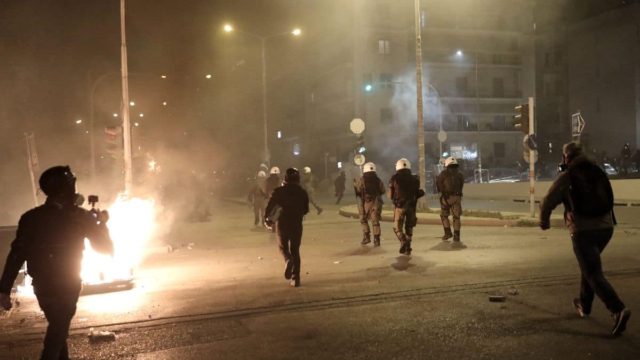 Νέα Σμύρνη: “Σκοτώστε τον, ψόφα, κ@@@μπατσε” – Οι μαρτυρίες αστυνομικών για την επίθεση