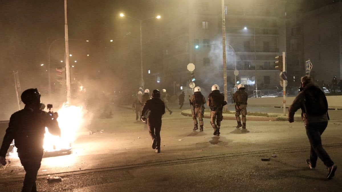Νέα Σμύρνη: “Σκοτώστε τον, ψόφα, κ@@@μπατσε” – Οι μαρτυρίες αστυνομικών για την επίθεση