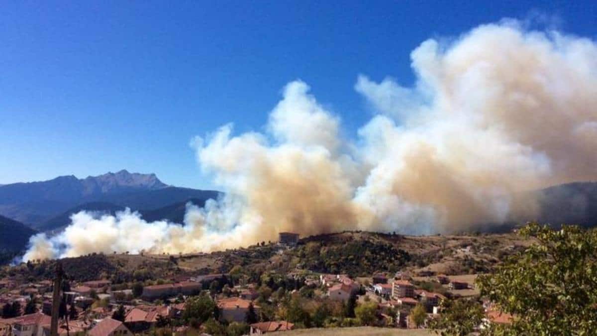 Φωτιά στο Καρπενήσι – Κοντά σε ξενοδοχείο