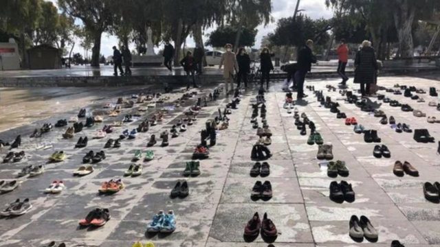 Ηράκλειο: Γιατί γέμισε με παπούτσια κεντρική πλατεία;