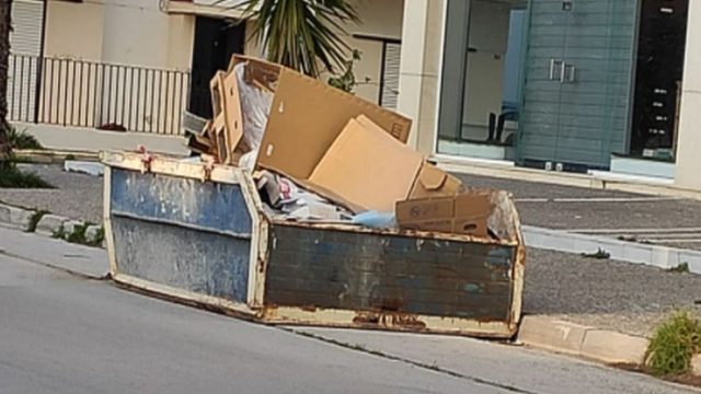 Μαρκόπουλο: Κάδος για μπάζα στη μέση του δρόμου, αμέσως μετά από στροφή – Παρά τις καταγγελίες δεν τον παίρνει κανείς