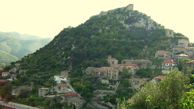 Καρύταινα: Το χωριό της ορεινής Αρκαδίας που θεωρείται το “Τολέδο” της Ελλάδας!