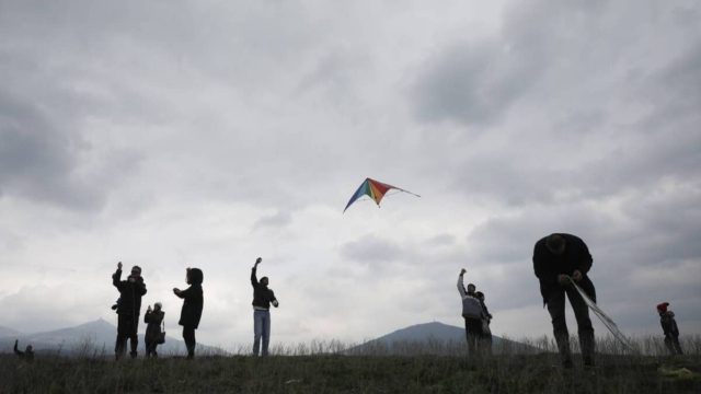 Καθαρά Δευτέρα: Ανατροπή με την αλλαγή του καιρού – Έρχεται μπαράζ καταιγίδων και βροχών