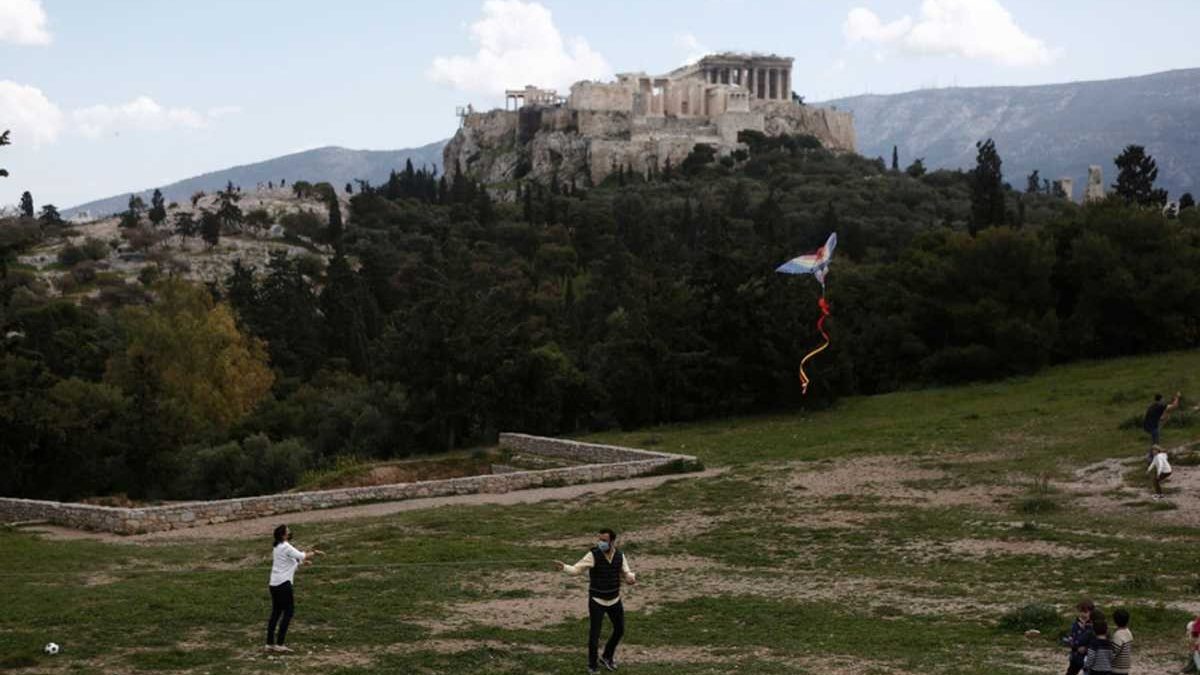 Καθαρά Δευτέρα: “Έσπασαν” το lockdown και βγήκαν για να πετάξουν… χαρταετό