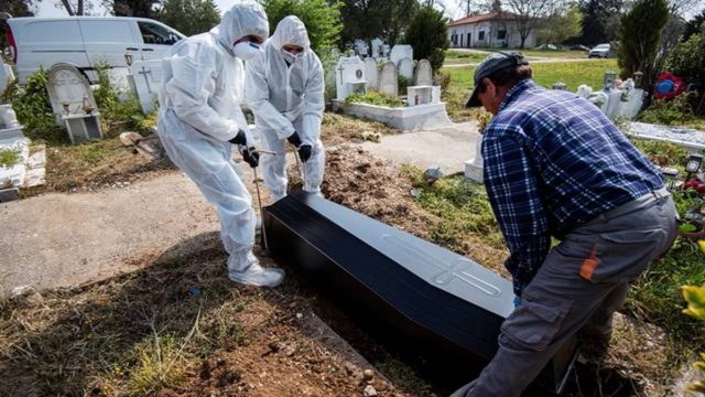 Σάλος σε κηδεία στη Θεσσαλονίκη – Μπέρδεψαν τους νεκρούς – «Ξένη οικογένεια έθαψε τον πατέρα μου»