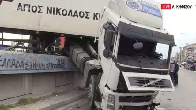 Κηφισός: Τρομακτικό τροχαίο με φορτηγό – Τρεις τραυματίες (Video)