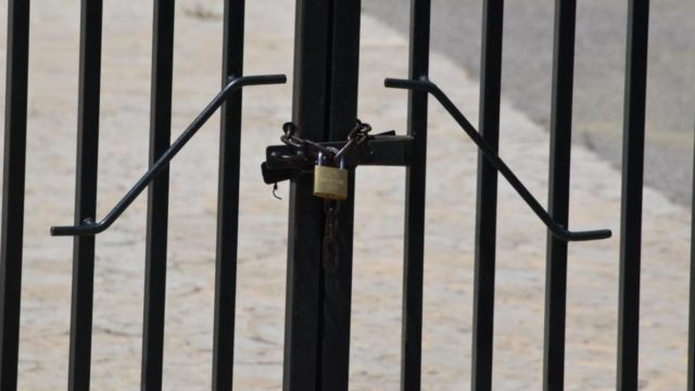 Κορωνοϊός: “Λουκέτο” στα σχολεία που βρίσκονται σε περιοχές με “βαθύ κόκκινο” – Ποια είναι τα μέτρα στις “κόκκινες” περιφέρειες