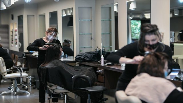 Κορωνοϊός-Lockdown: «Ναι» στη μετακίνηση εκτός δήμου για κομμωτήρια – Ο κωδικός που πρέπει να στείλουμε στο 13033