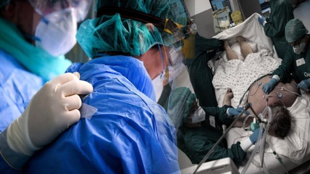Κορωνοϊός: «Ασφυξία» στις ΜΕΘ – «Εμπόλεμη» κατάσταση για ένα κρεβάτι στην Αττική (Video)