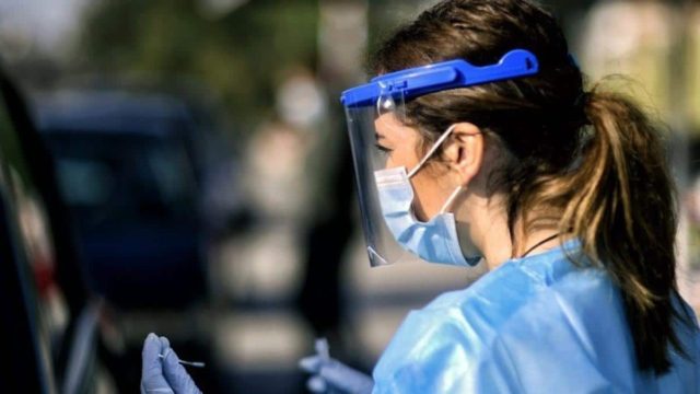Κορωνοϊός: Ανάσα στα κρούσματα – Κρίσιμη η κατάσταση στα νοσοκομεία