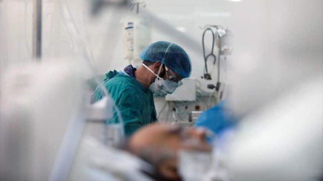 Κορωνοϊός: Ασφυκτική πίεση στα νοσοκομεία – Ρεκόρ εισαγωγών στην Αττική! (Video)