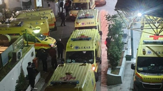 Κορωνοϊός: «Εφιαλτική» εφημερία στον «Ευαγγελισμό» – Η φωτογραφία με τα ασθενοφόρα που ανατριχιάζει (photo-video)
