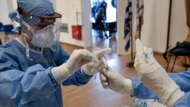 Κορωνοϊός: Μεγάλη “βουτιά” στα κρούσματα – Παραμένουν στο “κόκκινο” οι διασωληνωμένοι