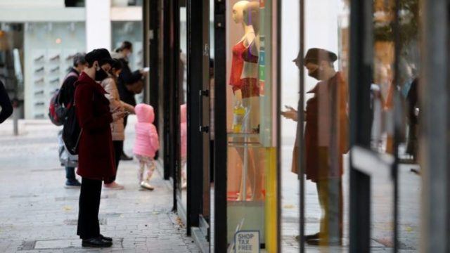 Κορωνοϊός: Πως θα γίνονται οι μετακινήσεις μετά το lockdown – Τι θα στέλνουμε με SMS για να κάνουμε τα ψώνια μας (video)