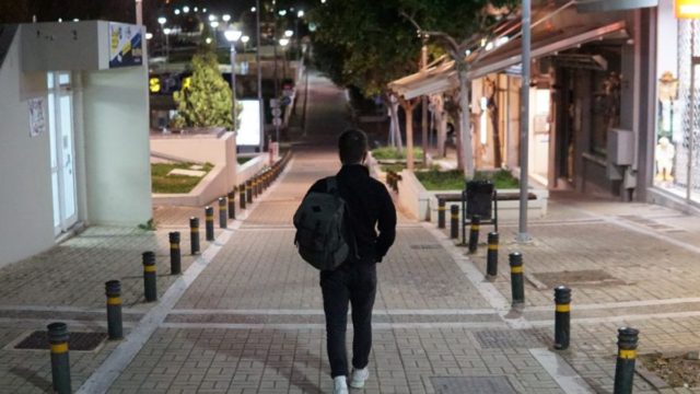 Κορωνοϊός: Στο “κόκκινο” η Ελλάδα με τα κρούσματα – Έκτακτη σύσκεψη για νέα μέτρα