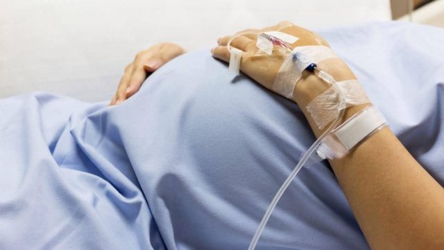 Κορωνοϊός: Βγήκε από τη ΜΕΘ η 23χρονη γυναίκα από την Πάτρα που διασωληνώθηκε μετά τον πρόωρο τοκετό