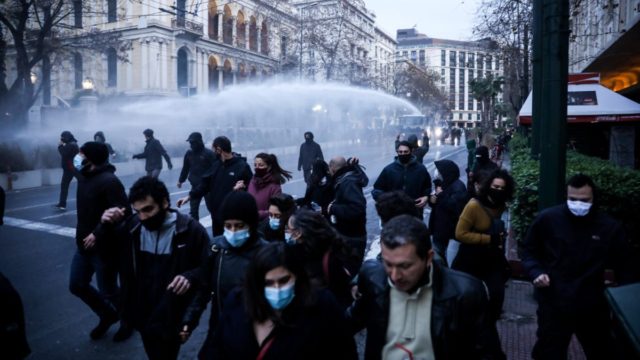 Συναγερμός στο κέντρο της Αθήνας: Ένταση στην πορεία για τον Δημήτρη Κουφοντίνα – Ξεκίνησε η καταδίωξη από την ΕΛ.ΑΣ