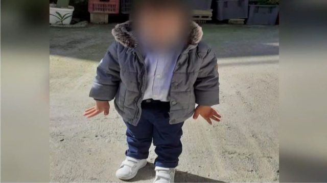 Κρήτη: Σπαρακτικές στιγμές στο τελευταίο αντίο του 3χρονου Ζαχαρία – Έστρωσαν λουλούδια για να περάσει η σορός του (Video)